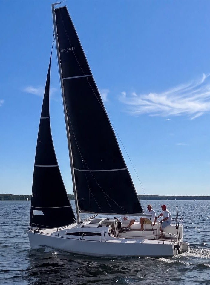 Focus 750 pod pełnymi żaglami