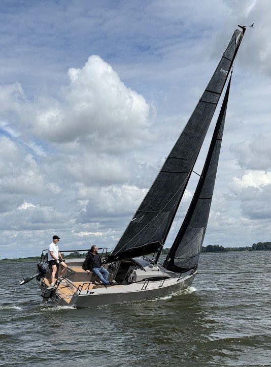 Focus 750 w ciemnej wersji kadłuba pod żaglami